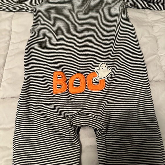 Baby boy onesie by Carter’s. Size 9 months - Picture 4 of 5